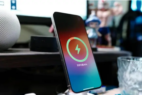 额尔古纳苹果15换屏服务分享用什么充电器给iPhone15充电更好 